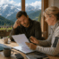 Ein Arbeitnehmer und eine Personalverantwortliche besprechen gemeinsam Unterlagen zu einem betrieblichen Eingliederungsmanagement (BEM). Die Szene verdeutlicht die Bedeutung eines klärenden Gesprächs vor einer krankheitsbedingten Kündigung.