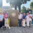 Besuchergruppe neben der Stele des Bundesgerichtshofs mit Bundesadler.